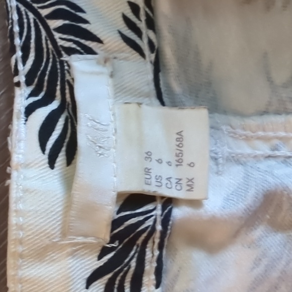 Black and white patterned shorts - Picture 3 of 3